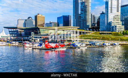 Terminal d'Hydravions et d'immeubles de grande hauteur sous forme le centre-ville et du port d'horizon. Vue d'un navire de croisière sur le port le port de Vancouver Banque D'Images