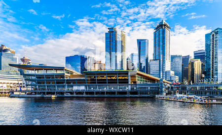 Terminal d'Hydravions et d'immeubles de grande hauteur sous forme le centre-ville et du port d'horizon. Vue d'un navire de croisière dans le port de Vancouver, C.-B. Banque D'Images