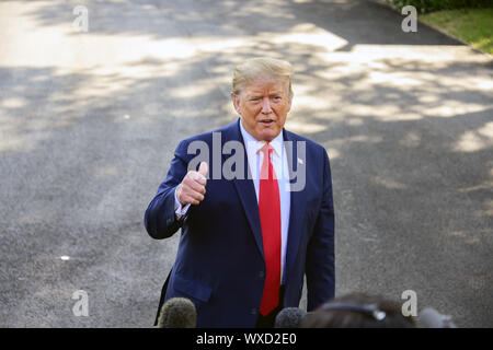 Washington, District de Columbia, Etats-Unis. 16 Sep, 2019. Le Président des Etats-Unis, Donald J. Trump parle aux médias alors qu'il se prépare à quitter la pelouse Sud de la Maison Blanche à Washington, DC pour un voyage à l'ouest des États-Unis le lundi, Septembre 16, 2019. Il sera de retour le jeudi matin Crédit : Ron Sachs/CNP/ZUMA/Alamy Fil Live News Banque D'Images