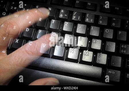 Clavier dans la nuit noire avec la main et des doigts montrant concept internet Banque D'Images