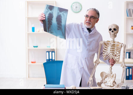 De médecin homme avec squelette Banque D'Images