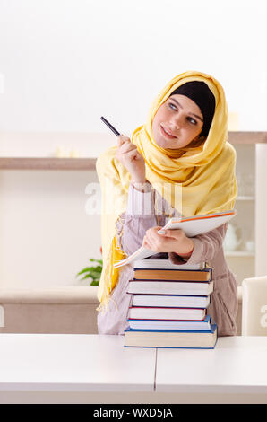 Étudiante en préparation aux examens hijab Banque D'Images