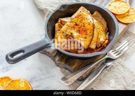 Crêpe Suzette à l'orange. Banque D'Images