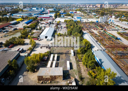 Vue du haut de la zone industrielle : garages, entrepôts, conteneurs pour le stockage de marchandises. Le concept d'entreposage de marchandises par des importateurs, exportateurs, commerce de gros Banque D'Images