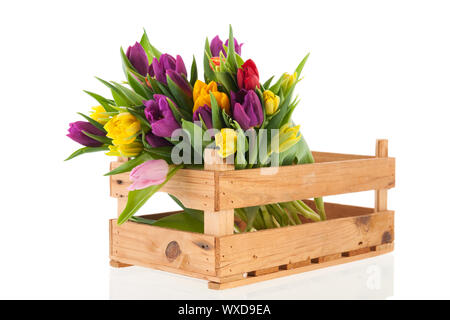 Des caisses en bois plein avec bouquet tulipes colorées Banque D'Images