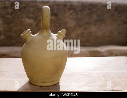 Botijo argile traditionnel pot verseuse pour garder l'eau douce en Espagne vintage Banque D'Images