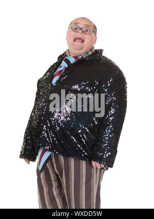 Fun portrait d'un homme obèse avec un sens de la mode de porter un mélange de rayures, vérifie et paillettes surmonté d'une grande cravate, flamboyant Banque D'Images