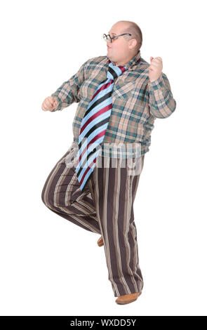 Fun portrait d'un homme obèse avec un sens de la mode avec des attaches, flamboyant sur blanc Banque D'Images