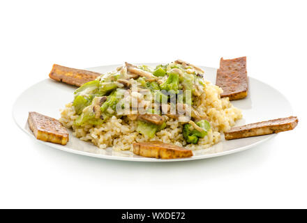 Repas végétarien sain fait de riz, les champignons et le tofu, légumes,servi sur une plaque blanche. Banque D'Images