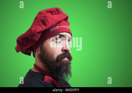 Happy chef chubby barbu sur fond vert Banque D'Images