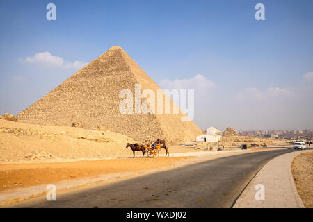 Promenade à cheval dans le désert Le Caire Egypte Banque D'Images