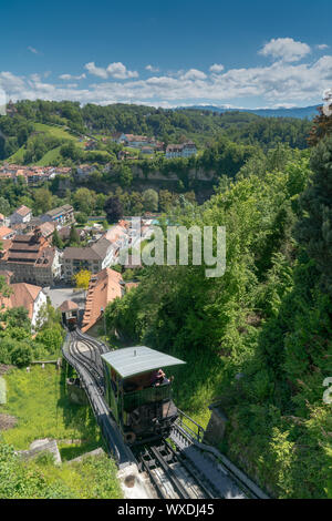 Fribourg, FR / Suisse / 30 mai 2019 : le tramway funiculaire historique à Fribourg Banque D'Images