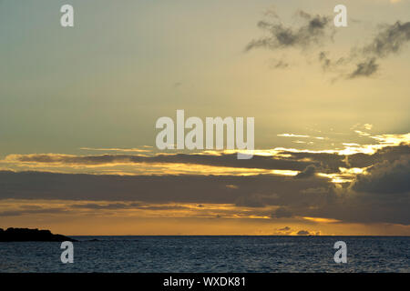 Coucher de soleil sur la plage de Waimea sur l'île Oahu, Hawaii Banque D'Images