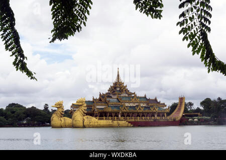 Palais Karaweik sur le Lac Kandawgyi - Yangon, Myanmar Banque D'Images