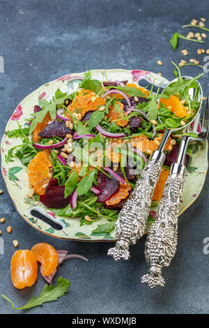 Salade de roquette biologique, la mandarine et la betterave cuite. Banque D'Images