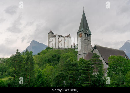 Balzers, FL / Liechtenstein - 9 juin 2019 : vue de l'historique château de Gutenberg et Sankt Nikolaus Banque D'Images