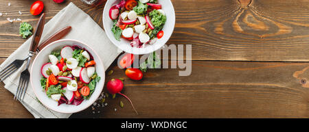 Salade avec tomates cerises, mozzarella et radsh, mélange de laitue Banque D'Images