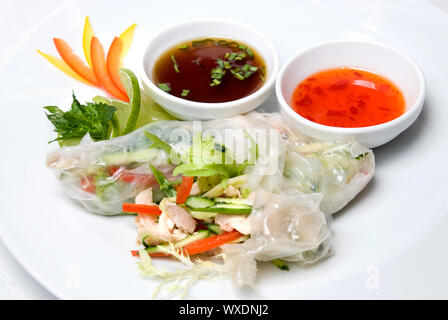 Rouleaux chinois avec des légumes sur la plaque Banque D'Images