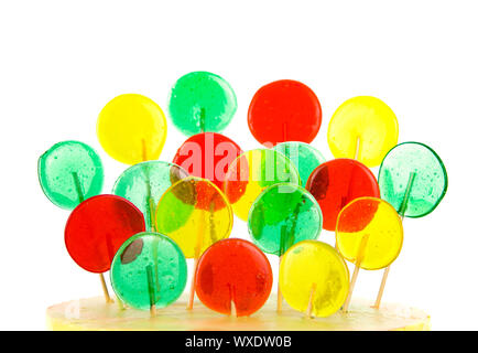 Couleurs assorties lollipops isolé sur fond blanc, close-up. Cette image est isolé avec la lumière pendant la séance photo processus. Banque D'Images