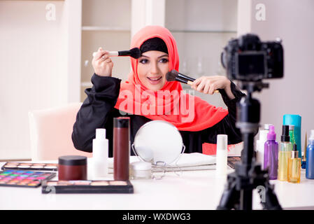 Beauty blogger en hijab l'enregistrement vidéo pour son blog Banque D'Images