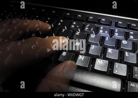 Clavier de l'ordinateur avec les doigts la nuit ghost Banque D'Images