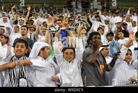 Doha, Qatar. 16 Sep, 2019. Fans de Qatar's Al Sadd pour encourager l'équipe au cours de la deuxième étape de l'match quart entre l'Arabie et le Qatar Al-Nassr's Al-Sadd à l'AFC Champions League à Doha, capitale du Qatar, le 16 septembre 2019. Al Sadd a remporté le match 3-1 et se sont qualifiés pour les demi-finales sur un score de 4-3. Nikku Crédit : Crédit : Xinhua/Xinhua/Alamy Live News Banque D'Images