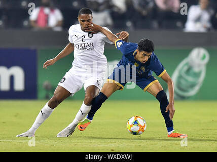 Doha, Qatar. 16 Sep, 2019. Pedro Miguel (L) du Qatar's Al Sadd rivalise avec Fahad Bin Jumayah d'Arabie's Al-Nassr lors de leur deuxième partie de match quart de la Ligue des Champions de l'AFC à l'OMC à Doha, capitale du Qatar, le 16 septembre 2019. Al Sadd a remporté le match 3-1 et se sont qualifiés pour les demi-finales sur un score de 4-3. Nikku Crédit : Crédit : Xinhua/Xinhua/Alamy Live News Banque D'Images