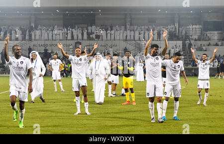 Doha, Qatar. 16 Sep, 2019. Les joueurs du Qatar's Al Sadd greet fans après avoir remporté la deuxième étape de l'Arabie contre match quart Al-Nassr lors de la Ligue des Champions de l'AFC à Doha, capitale du Qatar, le 16 septembre 2019. Al Sadd a remporté le match 3-1 et se sont qualifiés pour les demi-finales sur un score de 4-3. Nikku Crédit : Crédit : Xinhua/Xinhua/Alamy Live News Banque D'Images