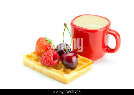 Cappuccino, gaufres, cerises, fraises et framboises isolated on white Banque D'Images