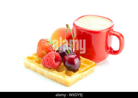 Cappuccino, gaufres,abricot, cerises, fraises et framboises isolated on white Banque D'Images