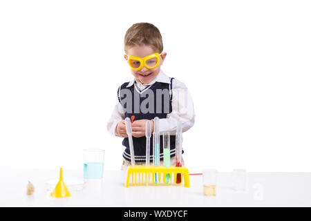 Jeune garçon effectuant des expériences de chimie avec différents liquides. Banque D'Images