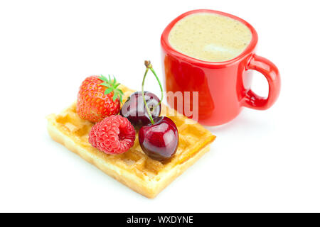 Cappuccino, gaufres, cerises, fraises et framboises isolated on white Banque D'Images