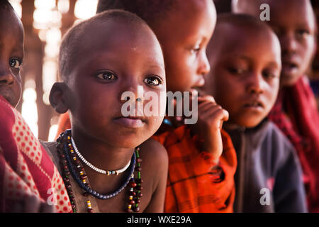 Village Massaï, la Tanzanie, l'Afrique - le 11 décembre : enfants Masaï portrait dans leur école locale le 11 décembre 2012 dans la Ngorongoro en Tanzanie. Chi Maasai Banque D'Images