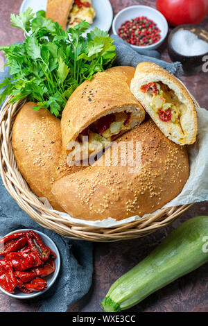 Pizza calzone frais dans un panier en osier. Banque D'Images