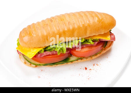 Des sandwichs au jambon et au fromage avec des tomates et de la laitue. Isolated on white Banque D'Images