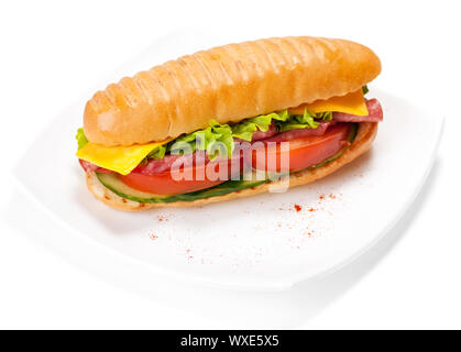 Des sandwichs au jambon et au fromage avec des tomates et de la laitue. Isolated on white Banque D'Images