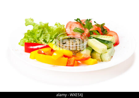 Salade fraîche avec tomaoto, le concombre, la laitue et le poivre sur la plaque isolated on white Banque D'Images