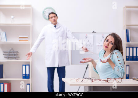 Jeune femme visiter homme médecin oculiste Banque D'Images