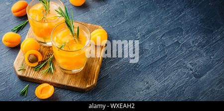Des boissons d'été, Rosemary aprcot des cocktails. Banque D'Images