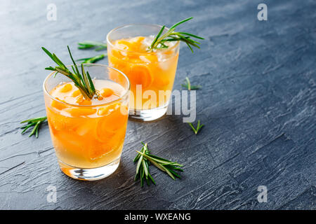 Des boissons d'été, Rosemary aprcot des cocktails. Banque D'Images