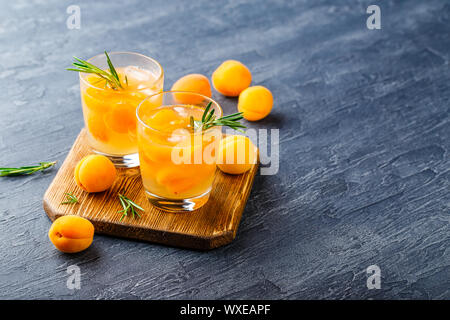 Des boissons d'été, Rosemary aprcot des cocktails. Banque D'Images