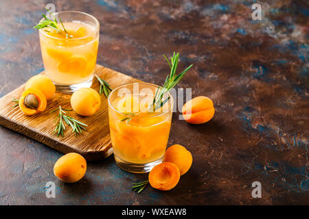 Des boissons d'été, Rosemary aprcot des cocktails. Banque D'Images