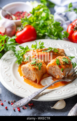 Cigares au chou farci avec du boeuf haché et de riz. Banque D'Images