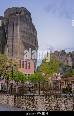 Les formations de roche au-dessus de village de Kastraki Banque D'Images