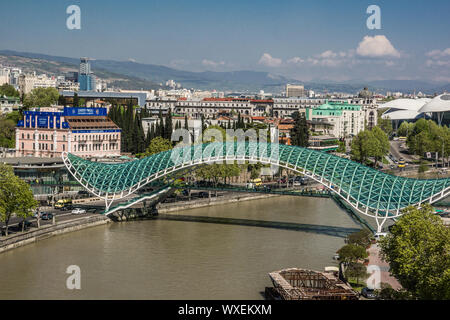 Pont sur la paix de la rivière Kura à Tbilissi Banque D'Images