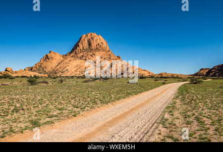 Spitzkoppe, formation rocheuse unique dans le Damaraland, Namibie Banque D'Images