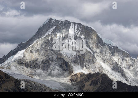 Belle Neige et glace sommet soir lumière sous un ciel expressif Banque D'Images