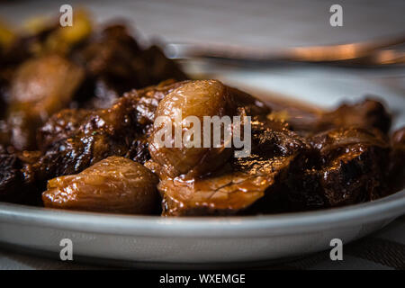 Boeuf braisé à l'oignon et le maïs polenta Banque D'Images