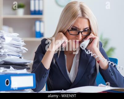 Busy businesswoman at desk Banque D'Images