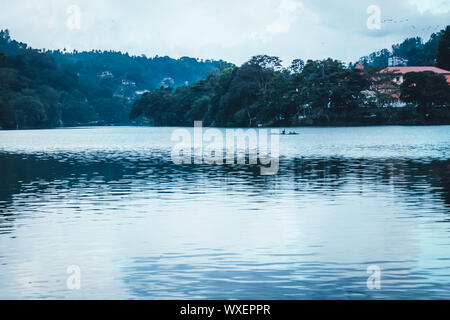 Coucher du soleil avec le lac de Kandy au Sri Lanka twilight Banque D'Images